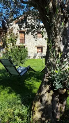Jardín al aire libre en Apartamentos La Borda Castillon