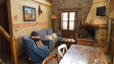 Una televisión o centro de entretenimiento en Apartamentos La Borda Castillon