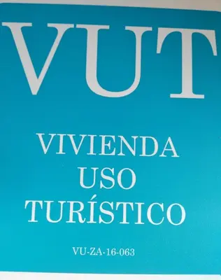 Certificado, premio, señal o documento que está expuesto en Ático con terraza en la Jota