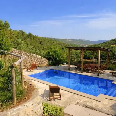 Casa con piscina y vistas a montaña - Cal Solsona