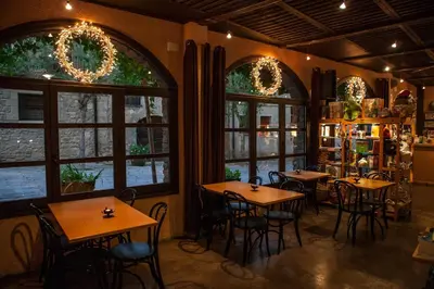 Un restaurante o sitio para comer en Casa con vistas al valle - La Sabina