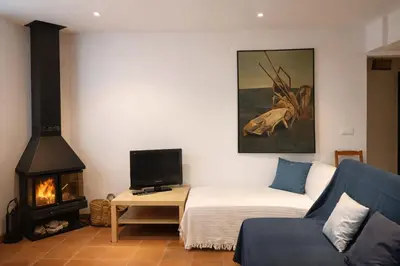 Una televisión o centro de entretenimiento en Cal Marroso de Montsonís