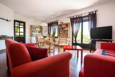 Una televisión o centro de entretenimiento en Apartament amb vistes al castell - Cal Martí