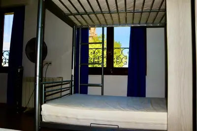 Cama o camas de una habitación en Albergue Puente para peregrinos