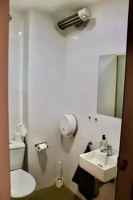 Un baño de Albergue Puente para peregrinos