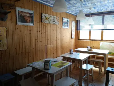 Un restaurante o sitio para comer en Albergue El Último Bucardo