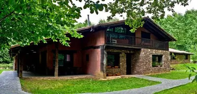 Edificio en el que se encuentra el hostal o pensión
