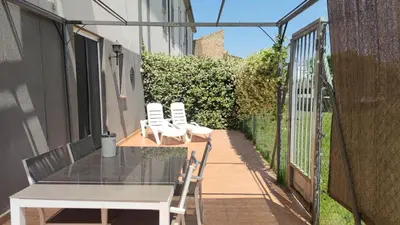 Un balcón o terraza de loft con terraza y barbacoa