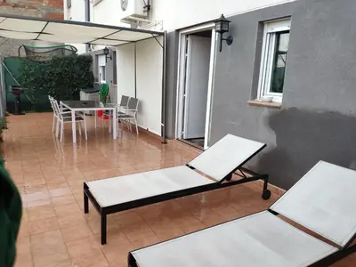 Plano de loft con terraza y barbacoa