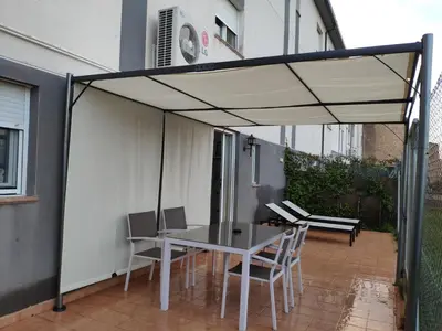Un balcón o terraza de loft con terraza y barbacoa