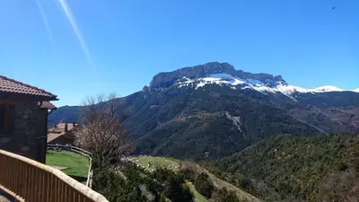 Vista general de una montaña o vista desde el agroturismo
