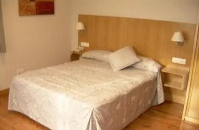 Cama o camas de una habitación en Aparthotel Peña Telera Resort