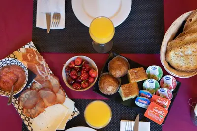 Comida en o cerca de este hotel