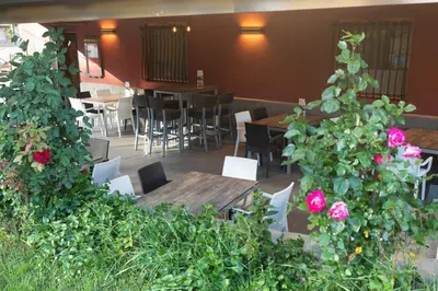 Un restaurante o sitio para comer en Hotel Cinca