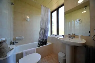 Un baño de Hostal Vall D'Aneu by Arcas & Sambola