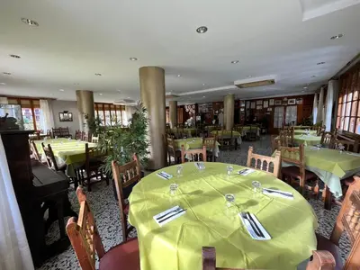 Un restaurante o sitio para comer en Meson de Castiello