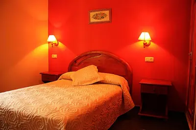Cama o camas de una habitación en Hostal Casa Lacreu