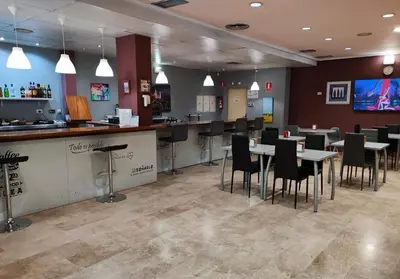 Una televisión o centro de entretenimiento en Hotel Cogullada