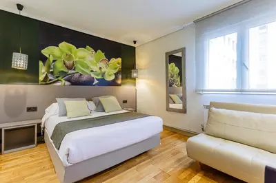 Cama o camas de una habitación en Hostal Rodas Pamplona