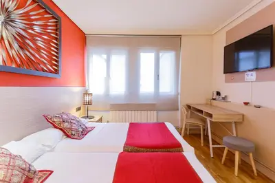 Cama o camas de una habitación en Hostal Rodas Pamplona