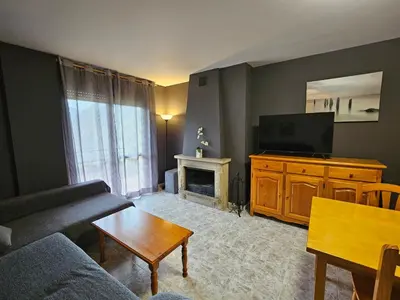 Una televisión o centro de entretenimiento en Apartamentos Naspún