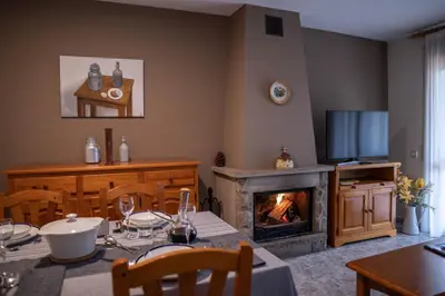 Una televisión o centro de entretenimiento en Apartamentos Naspún