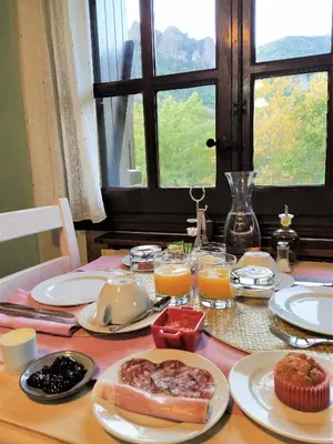 Comida en o cerca de este hotel