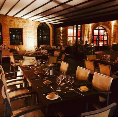 Un restaurante o sitio para comer en Hotel Cienbalcones