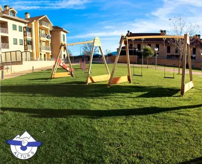 Zona de juegos infantil en Altur 5 Jaca
