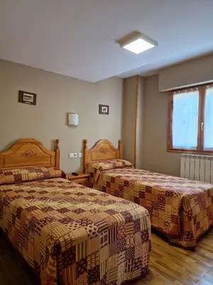 Cama o camas de una habitación en Hostal Valle De Tena