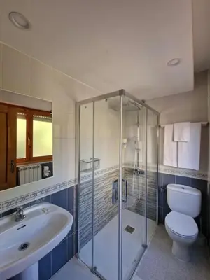 Un baño de Hostal Valle De Tena