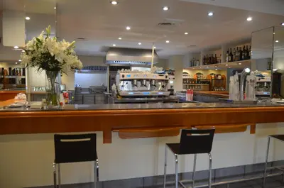 El salón o zona de bar de Hotel Brujas De Irues
