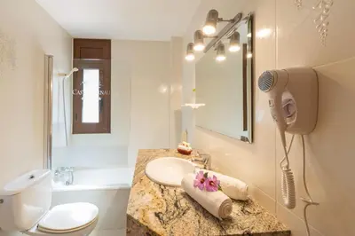 Un baño de Hotel Restaurant Castellarnau