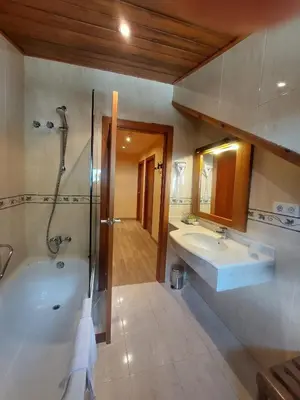 Un baño de Hotel Saurat