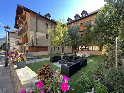 Jardín al aire libre en Hotel Els Encantats