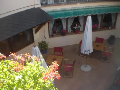 Un restaurante o sitio para comer en Roch Hotel
