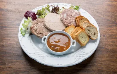 Comida en o cerca of this country house