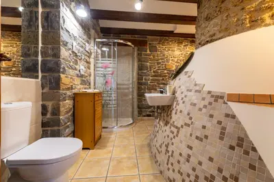 Un baño de Casa Dieste Apartamentos Turísticos en Boltaña