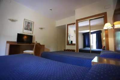 Una televisión o centro de entretenimiento en Hotel El Cisne