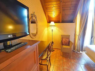 Una televisión o centro de entretenimiento en Hotel Bocalé 3000