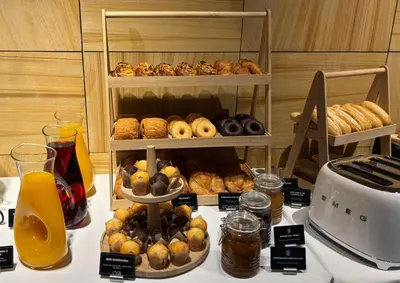 Comida en o cerca de este hotel