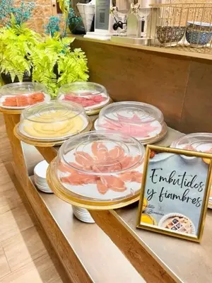 Comida en o cerca de este hotel