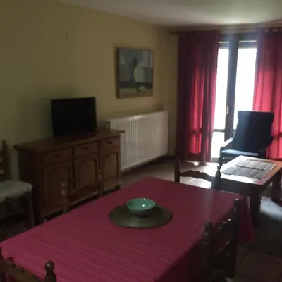 Una televisión o centro de entretenimiento en apartamentos turisticos san juan de la peña