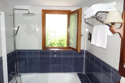 Un baño de Hotel Abetos