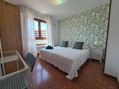 Cama o camas de una habitación en Dos Torres Tauriel - Espacioso apartamento con impresionantes vistas y garaje privado