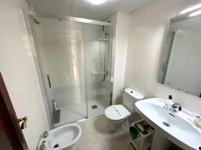 Un baño de Dos Torres Tauriel - Espacioso apartamento con impresionantes vistas y garaje privado