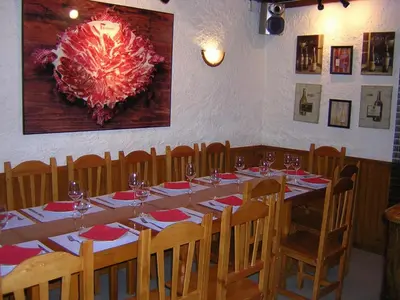 Un restaurante o sitio para comer en Fonda Eth Petit - Sólo adultos,niños a partir de 12 años