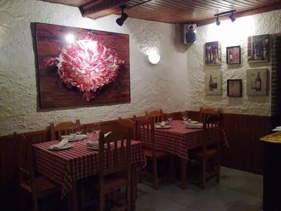 Un restaurante o sitio para comer en Fonda Eth Petit - Sólo adultos,niños a partir de 12 años