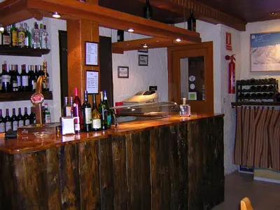 El salón o zona de bar de Fonda Eth Petit - Sólo adultos,niños a partir de 12 años