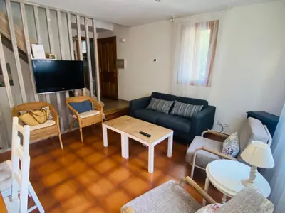 Una televisión o centro de entretenimiento en La casa de las Ardillas